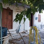 Traditionelles Steinhaus auf einem Grundstück mit Obstbäumen und Meerblick in Sklavi, Sitia, Ostkreta.