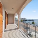 Gorgeous Lakefront Apartment