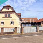 Grande maison type corps de ferme dans un quartier paisible.