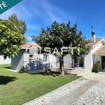 Maison avec deux grandes chambres, véranda, jardin et carport