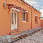 Maison de plain pied rénovée avec belle terrasse extérieure