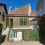 Superbe grande maison de bourg. Cour et terrasse