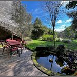 Magnifique maison de ville en pierre avec grande pièce de vie lumineuse, 6 chambres, grand jardin verdoyant.