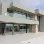 Diese schöne moderne Villa von sehr hoher Qualität befindet sich in der Urbanisation Benimeit in Moraira. Die Villa erstreckt sich über 3 Etagen. Im E