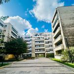 Appartement deux pièces avec un balcon spacieux, plus une cave, plus une place de parking.