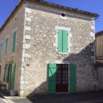 Maison en pierre située au cœur d’un village médiéval renommé.