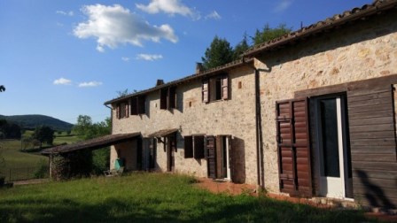Charming and panoramic stone built country house, with mesmerizing views over the valley and the surrounding Umbrian countryside. Charming and panoramic stone built country house, with mesmerizing views over the valley and the surrounding Umbrian cou...