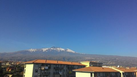 3-bedroom apartment Cozy and panoramic 100 sq m apartment situated on the 5th floor of a building with lift, in a residential area a few hundred metres far from the famous touristic harbour of the Etna volcano. 3-bedroom apartment Cozy and panoramic ...