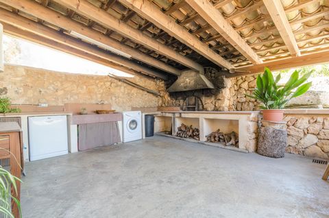 Welcome to this great rustic house located between the fields in Algaida. It has a great private pool and peaceful surroundings, and it can accommodate 7 people. The exterior area is amazing. The peaceful environment surrounds the great saltwater poo...