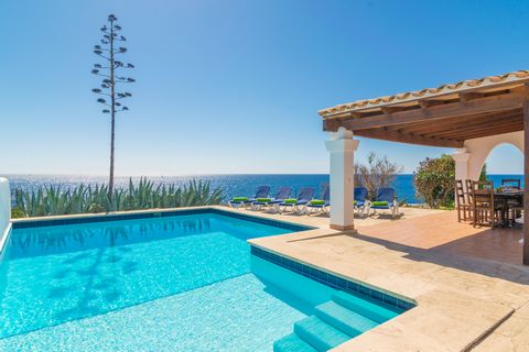 Welcome to this beautiful house with capacity for 6 people, located over the cliffs of Cala Serena (Felanitx) where you will be able to admire the best sunrise in Mallorca. This wonderful house features a chlorine pool and a solarium area with up to ...