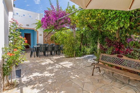 Esta maravillosa casa rural está ubicada en una zona muy tranquila de la isla de Ibiza. Tiene piscina privada y capacidad para 6 personas. Los exteriores de la propiedad son ideales para disfrutar del clima mediterráneo. Rodeada de plantas, encontrar...