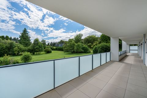 At the gates of Geneva, bright & luxurious contemporary & family flat of 291 m2 benefiting from an 81 m2 terrace and 133 m2 landscaped garden. This apartment offers a vast bright open plan living space of 87 m2 there are 5 bedrooms, 5 bathrooms. 3 in...