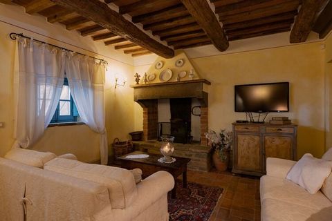 Casa Lamate is ideaal voor grote gezinnen en het is uitgerust met een schitterend uitzicht over de Valdichiana. Dit is een prachtige boerderij met kenmerken van de Toscaanse stijl, zoals loggia, terracotta vloeren en houten balken. Geniet van je welv...