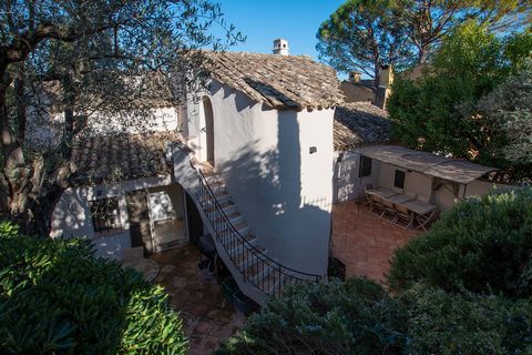 This charming house has been recently renovated and has gorgeous mountain views and spacious terraces. It is situated in the domain of Castellaras le Vieux which offers a particularly unspoilt way of life with a 24 hour security service and wonderful...