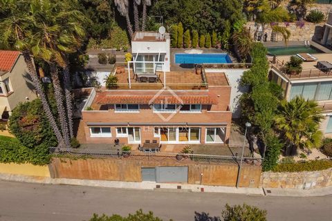 Beautiful villa located in the Santa Cristina development, just above the Piña de Rosa botanical garden. Enjoy pleasant views of the sea and forest, as well as walking distance to the beach, and close to both Blanes and Lloret de Mar, both municipali...