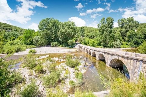 Entdecken Sie dieses einladende Ferienhaus in ruhiger Lage in einem hübschen, unter Denkmalschutz stehenden Dorf im Departement Gard, das von Weinbergen und Lavendelfeldern umgeben ist und an der Grenze zur Ardèche liegt. Dieses Steinhaus mit seinem ...