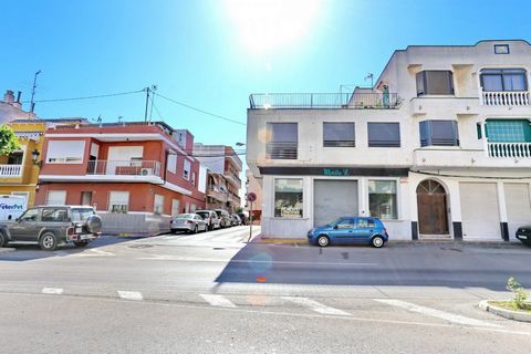 Fantastic corner premises of 125 m2 located on Avenida del País Valenciano with SOUTHEAST orientation . The premises are renovated and have a large bathroom, two offices with exterior windows, an interior warehouse and the main corner room with lots ...