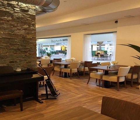 Restaurante de buena voluntad, ubicado en el desarrollo Marina Village en Olhão. Dispone de 32 plazas en el interior del Restaurante y otras 40 en la terraza. Está totalmente equipado y amueblado. Con amplios ventanales y una decoración muy agradable...