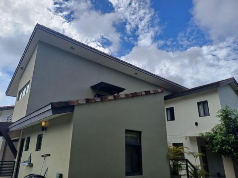 Dit huis te koop, gelegen in NATIVA, Panama Pacifico, heeft een oppervlakte van 295 M2 bebouwd en 295 M2 privéterrein en biedt voldoende ruimte voor het gezinsleven. De woning heeft 4 slaapkamers, 3 badkamers en een garage voor 2 auto's. Bovendien he...