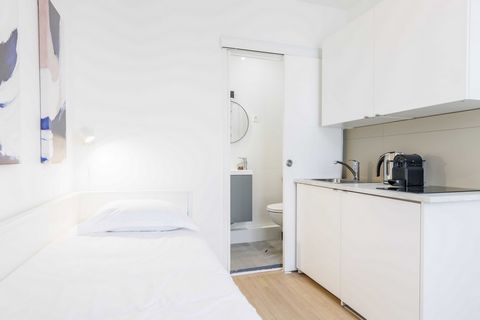 Welcome to this charming studio apartment on the 4th floor of a building with no elevator. Despite its compact size, this space has been cleverly designed to offer every comfort. The open kitchen is functionally equipped with a fridge to keep your fo...