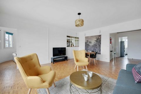 It is a 70m² flat located on the 4th floor with lift, only 1 minute walk from the metro line 9. It is composed of: - A fully equipped and functional kitchen: fridge, hob, coffee machine, toaster, kettle, oven, dishwasher, washing machine... - A livin...