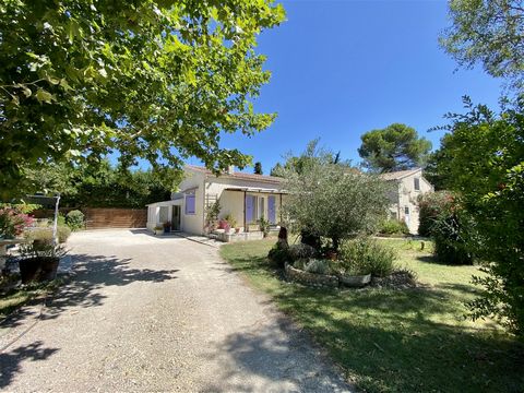 Orange sector, in the countryside - Property of approximately 210 m2 of living space, on 1 hectare of land, quiet environment, no nuisance. ideal family project or creation of guest rooms / gîte (plans and virtual tour on request). The property consi...