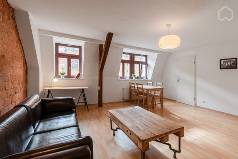 Die schöne Wohnung aus dem 19. Jahrhundert mit Dachbalken in Wohn- und Schlafzimmer ist am Rande des Dresdner Szene- und Gründerzeitviertels: die Neustadt. Viele nette Bars, Restaurants, kleine Läden, Galerien, Biergärten, Clubs ...alles wenige Gehmi...