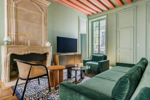 This 99m² flat is nestled in a peaceful cobbled street on the Ile de la Cité, in the 4th arrondissement of Paris, just a stone's throw from the majestic Notre-Dame de Paris cathedral. You will be surrounded by the history, architecture and unique atm...