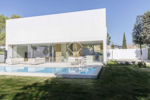 Lucas Fox presents this newly built house for sale in one of the best urbanizations in Valencia. The property offers a timeless and durable design, combining both functional utility and aesthetic satisfaction. The house is highly functional and integ...