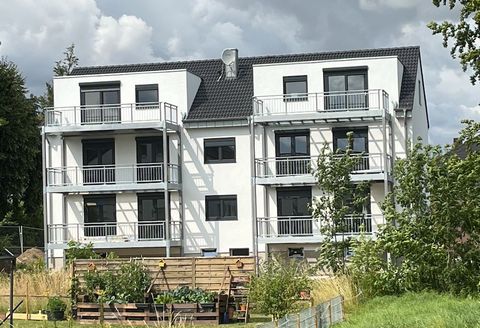 Beautiful 2-person apartment in an upscale new building directly on the motorway to Aachen (approx. 12min drive) Large living/dining room with modern fitted kitchen, fully equipped including coffee machine, kettle etc. The modern bathroom convinces w...