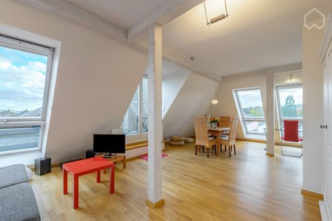 English The bright, very representative 2-bedroom apartment is located on the top floor of the house, with whitewashed roof beams and floor-to-ceiling windows that point in three directions: In the morning the sun falls in the bedroom and bathroom, i...