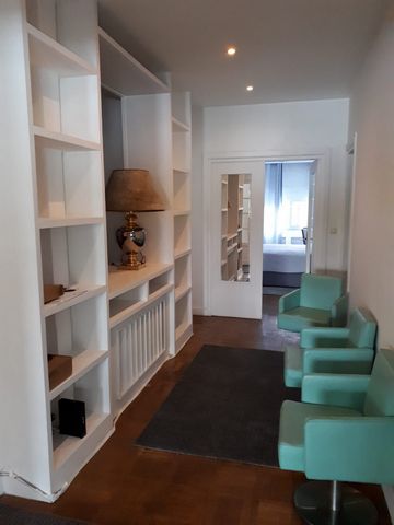 Very practical, pleasant and bright flat. Living room and dining room 50 m2 overlooking the Seine, Bedrooms and kitchen on the garden side. Close to Mirabeau and Javel metro stations several buses, RER C. Very pleasant neighbourhood, like a village.