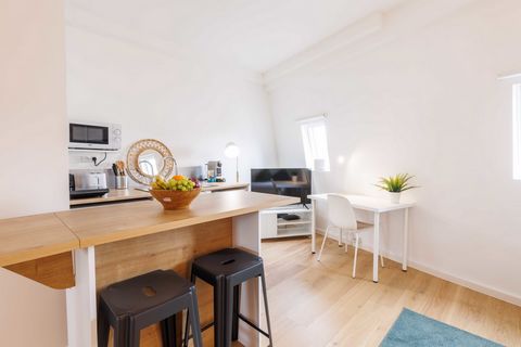 This 20m2 studio is located on the 6th floor (no elevator). It comprises : - A living room with a fold-away bed for two people and a TV. - An open, fully-equipped kitchen (fridge, hob, kettle, toaster, coffee machine, microwave, washing machine...) -...