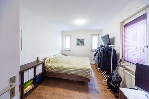 Beautiful apartment within walking distance of the Daimler plant Esslingen Mettingen for up to 5 guests. There is a fully equipped kitchen, large living room and two bedrooms. Bathroom and toilet are kept separate. Washing machine and dryer are avail...