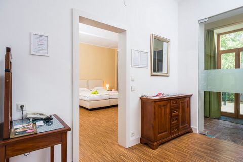 Eine ganz besondere Kombination aus klassischem Stil und Design erwartet Sie in dieser 110m² großen Wohnung. Das geräumige Wohnzimmer mit Küche ist das Herzstück der Wohnung. In den beiden Schlafzimmern haben Sie die Wahl zwischen einem Doppelbett un...