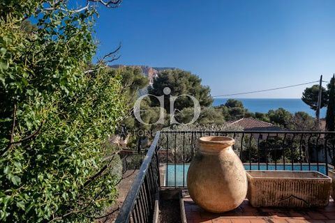EXCLUSIVE - near Bestouan beach, on a beautiful wooded plot in the very sought-after district of the Presqu'ile, house of approximately 300 Sqm overlooking a large 10X5m swimming pool, a beautiful view of the sea, Cap Canaille and the garden. Built i...