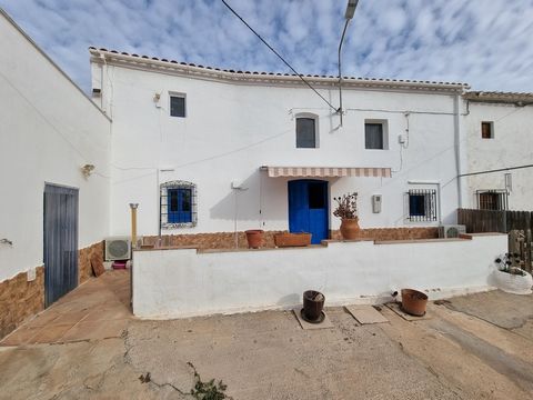 Spanish Property Choice le ofrece la oportunidad de comprar un gran cortijo adosado tradicional de 5 dormitorios y 2,5 baños en la aldea de Los Andrés, cerca de Sorbas.  Debido a su ubicación, se encuentra a poca distancia en automóvil de Los Gallard...