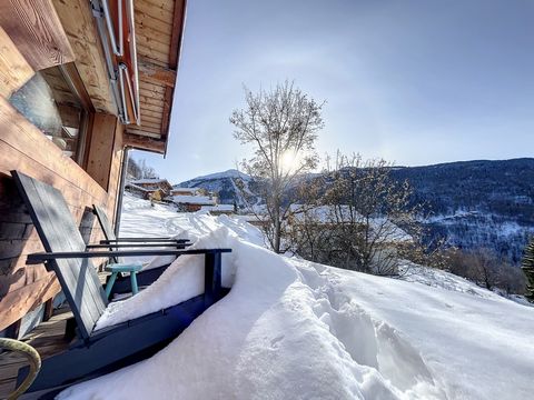 Detached chalet + building plot of 1210m2 with CU to build! a RARE opportunity to be seized... Located in a hamlet of VALMEINIER, accessible all year round SKIBUS shuttles nearby serving the high resort of 1800 and 1900...This chalet is designed to m...
