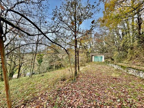 5' from Cahors - Lot of 2 plots of land: Beautiful building land with an area of 2062m2, open, serviced and flat and sloping for swimming pools. The other non-adjoining land of wooded nature and not buildable with an area of 3060m2, ideal for having ...