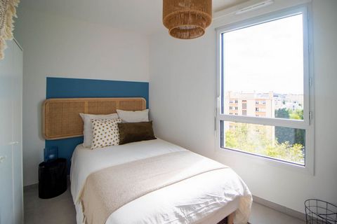 Discover this cosy 10 m² bedroom in Villeurbanne! Located in a 147 m² flat close to public transport and local shops, this bedroom has everything you need to make it your very own. Rented fully equipped and decorated in two different shades of blue-g...