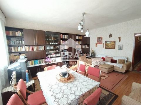 EXCLUSIVE! FOUR LARGE ROOMS, SEPARATE KITCHEN, SOUTH/EAST/WEST, WITH ATTIC, BRICK BUILDING. ERA Varna Trend offers for sale a three-bedroom apartment with a built-up area of 112.75 sq.m under a document of ownership, located on the third floor of a t...