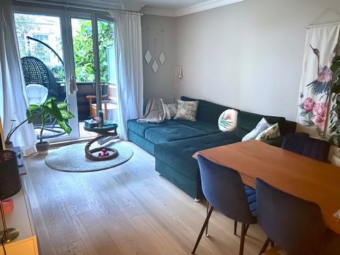 Welcome to your stylish Viertel apartment, tucked away in a peaceful building yet surrounded by lively bars, a local cinema, and shopping spots. Newly renovated and and with warm decor, it's your perfect Bremen haven for a relaxing and vibrant stay. ...