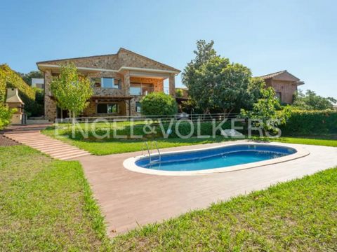 If you're looking for a home with spacious rooms, plenty of natural light, step-free access from the street, tranquility, and breathtaking mountain views in a residential area just 15 minutes from Girona, this is the perfect house for you! This uniqu...