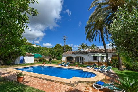 Belle villa confortable à Javea, Costa Blanca, Espagne avec piscine privée pour 4 personnes. La maison de vacances est située dans une région côtière, collineuse et résidentielle et à 3 km de Benitachell. La maison de vacances a 2 chambres à coucher ...