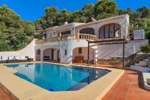 Villa bonita y confortable en Jávea, Costa Blanca, España con piscina privada para 8 personas. La casa está situada en una zona residencial de playa ya 4 km de la playa de El Arenal, Jávea. La villa tiene 4 dormitorios y 3 baños, repartidos en 2 nive...