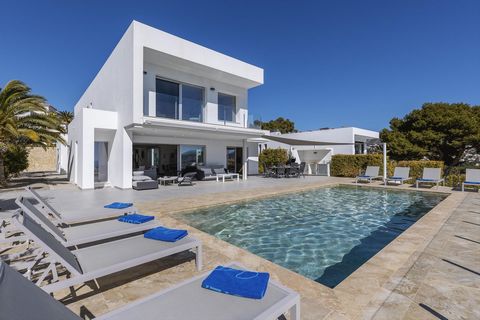 Villa moderna y romántica con piscina privada en Moraira, Costa Blanca, España para 8 personas. La casa está situada en una zona residencial de playa ya 2 km de la playa de Platja de l'Ampolla. La villa tiene 4 dormitorios y 4 baños, repartidos en 2 ...