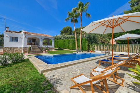 Villa moderne et confortable à Javea, Costa Blanca, Espagne avec piscine privée pour 6 personnes. La maison de vacances est située dans une région balnéaire et résidentielle et à 2 km de la plage de El Arenal, Javea. La maison de vacances a 3 chambre...