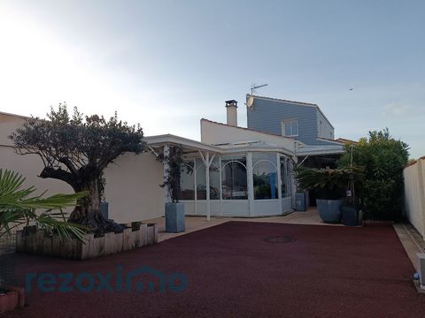 REZOXIMO offers you this very beautiful recent house from 2007 of approximately 107 m2 in very good condition in St Georges de Didonne (17110) and a few minutes from Royan (17200) It is composed of: Entrance, beautiful living room with wood insert fi...