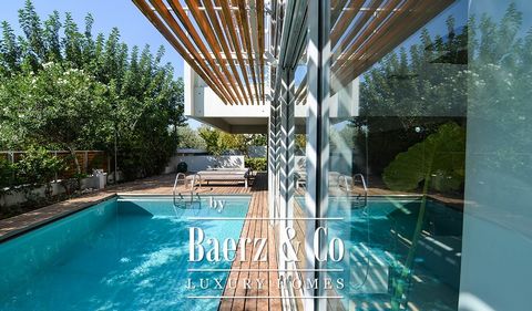 Deze minimale villa van 472 m² is gelegen in het centrum van Voula en werd gebouwd in 2003, door een bekende architect (ISV). Deze woning met 4 verdiepingen biedt u de mogelijkheid om de luxe levensstijl van de zuidelijke buitenwijken van Athene te e...