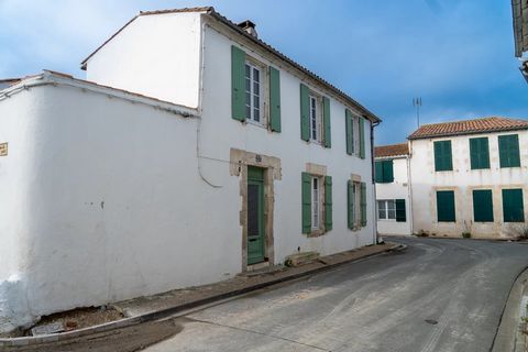 Ile de Ré, the Group Vaneau presents this lovely house in the beautiful village of Couarde sur Mer, to be renovated this house is located near the village center, convenience stores (250m away) and one of the most beautiful beaches on the island (700...